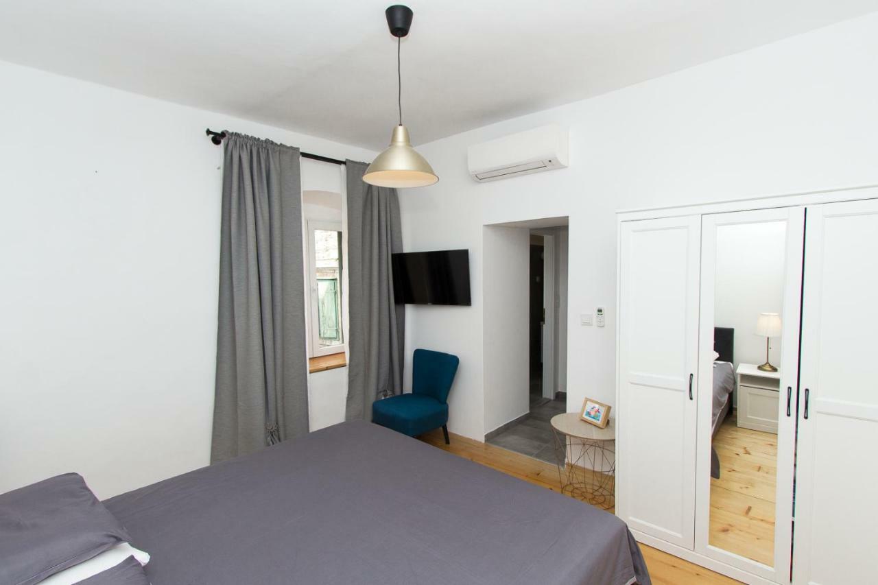 Apartments And Rooms Ille Šibenik Kültér fotó